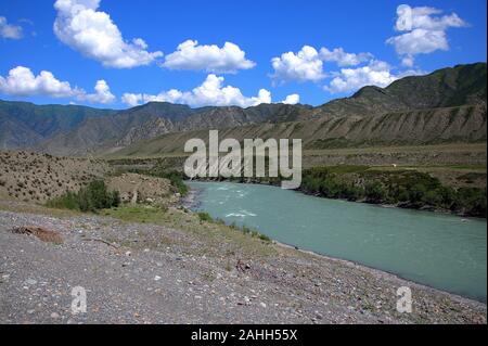 Eine schöne türkisblaue Fluss, fließt ruhig am Fuße des hohen Bergen in einem malerischen Tal. Katun, Altai, Sibirien, Russland. Stockfoto