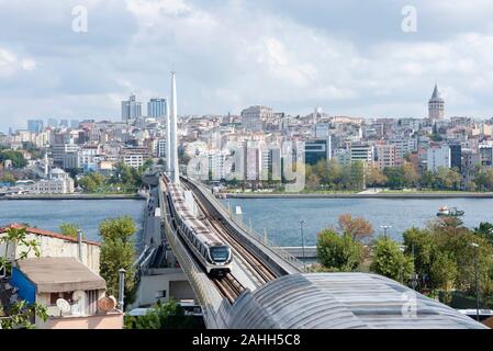 Ariel Ansicht von halic U-Bridge. Die Brücke verbindet die Beyoğlu und Fatih Bezirke auf der europäischen Seite von Istanbul. Stockfoto