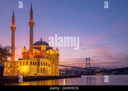 Sunrise View Ortaköy Moschee und den Bosporus Brücke, am besten touristischen Ort von Istanbul. Stockfoto