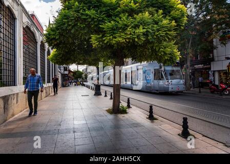 Istanbul, Türkei - September 06, 2019: Street View des modernen Istanbul Sirkeci Straßenbahn durch Stockfoto