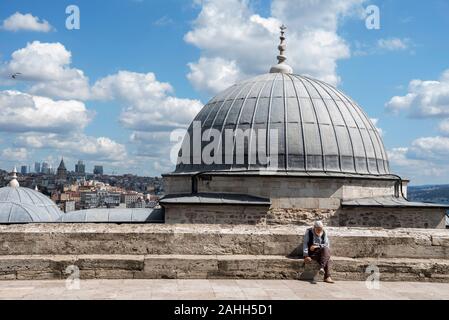 Männer, die in der Moschee sitzen, Männer, die unter der Kuppel der Moschee sitzen Stockfoto