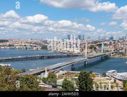 Ariel Ansicht von halic U-Bridge. Die Brücke verbindet die Beyoğlu und Fatih Bezirke auf der europäischen Seite von Istanbul. Stockfoto