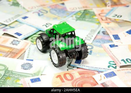 Ein Traktor und Euro-banknoten Stockfoto