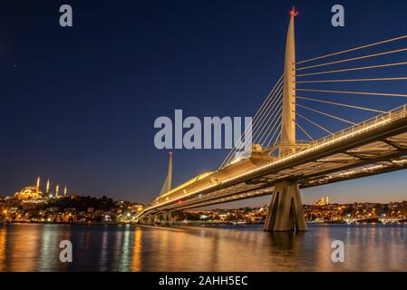 Ariel Ansicht von halic U-Bridge. Die Brücke verbindet die Beyoğlu und Fatih Bezirke auf der europäischen Seite von Istanbul. Stockfoto