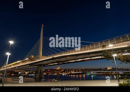 Ariel Ansicht von halic U-Bridge. Die Brücke verbindet die Beyoğlu und Fatih Bezirke auf der europäischen Seite von Istanbul. Stockfoto