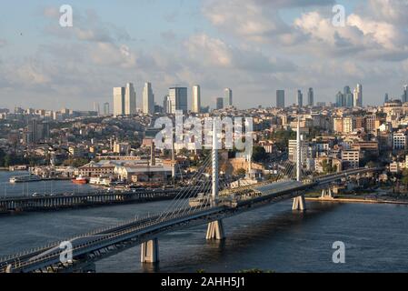 Ariel Ansicht von halic U-Bridge. Die Brücke verbindet die Beyoğlu und Fatih Bezirke auf der europäischen Seite von Istanbul. Stockfoto