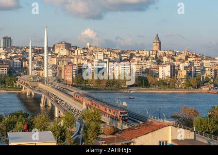 Ariel Ansicht von halic U-Bridge. Die Brücke verbindet die Beyoğlu und Fatih Bezirke auf der europäischen Seite von Istanbul. Stockfoto
