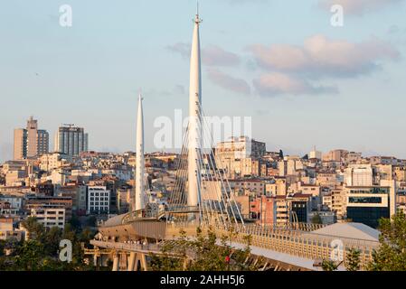 Ariel Ansicht von halic U-Bridge. Die Brücke verbindet die Beyoğlu und Fatih Bezirke auf der europäischen Seite von Istanbul. Stockfoto