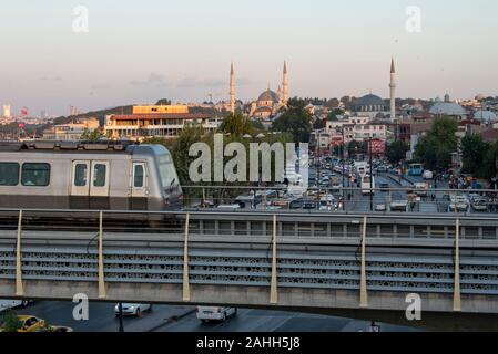 Ariel Ansicht von halic U-Bridge. Die Brücke verbindet die Beyoğlu und Fatih Bezirke auf der europäischen Seite von Istanbul. Stockfoto