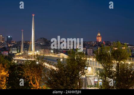 Ariel Ansicht von halic U-Bridge. Die Brücke verbindet die Beyoğlu und Fatih Bezirke auf der europäischen Seite von Istanbul. Stockfoto