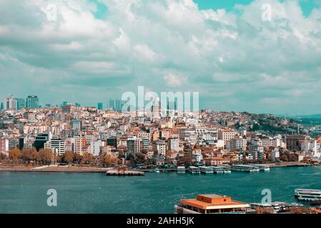 Ariel Blick auf Beyoglu alte Häuser mit Galata Turm, Ansicht vom Goldenen Horn. Galata Tower Stockfoto