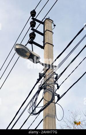 Straßenbeleuchtung Pole mit Lampe und die Drähte gegen den Himmel. Stockfoto
