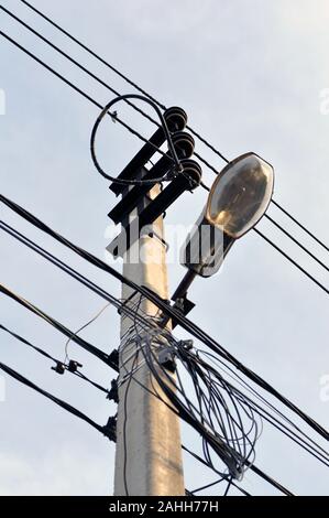 Straßenbeleuchtung Pole mit Lampe und die Drähte gegen den Himmel. Stockfoto