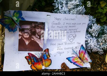 Tribute außerhalb der ehemaligen George Michael's House in Highgate, nördlich von London nach dem Tod seiner jüngeren Schwester, Melanie Panayiotou. Melanie Panayiotou's Körper wurde am Weihnachtstag genau drei Jahre nach George Michael's Tod im Jahr 2016 gefunden. Stockfoto