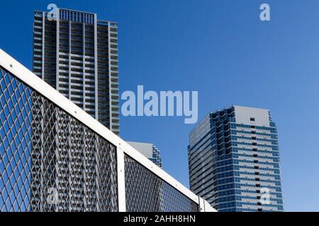 Hochhaus-Apartmentgebäude in Kashimada, Kawasaki, Kanagawa, Japan. Stockfoto