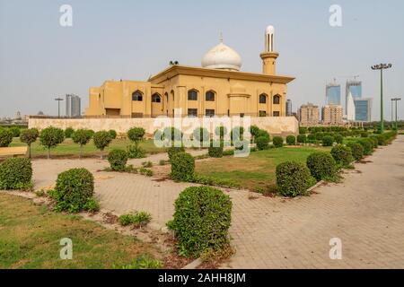 Karachi Bagh Ibn e Qasim Park mit malerischen Atemberaubenden Blick auf ashrafi Masjid Moschee an einem bewölkten Tag Stockfoto