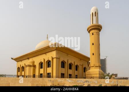 Karachi Bagh Ibn e Qasim Park mit malerischen Atemberaubenden Blick auf ashrafi Masjid Moschee an einem bewölkten Tag Stockfoto