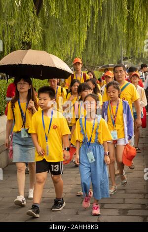 Chinesische Schüler auf eine Entdeckungsreise in die Verbotene Stadt, Beijing, China Stockfoto