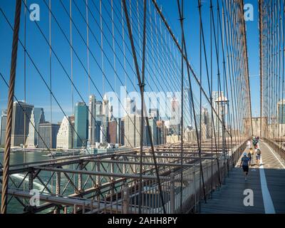 Brooklyn Bridge, New York, USA [Brooklyn Bridge Architektur mit Blick auf New York City und Lower Manhattan, das One World Trade Center] Stockfoto