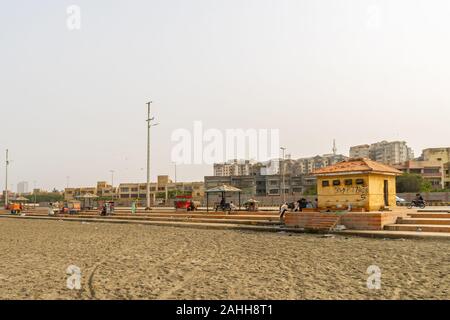 Karachi Clifton Beach Atemberaubende malerischen Blick auf Geschlossen Kioske am Morgen an einem bewölkten Tag Stockfoto