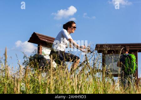 Deutsche Frau genießen, fahren mit dem Rad auf einem Deutschland Radweg, aktiven Lebensstil Dresden Sachsen Stockfoto