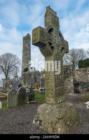 Runder Turm und mittelalterlichen Muiredach Kreuz, Monasterboice, County Louth, Irland Stockfoto