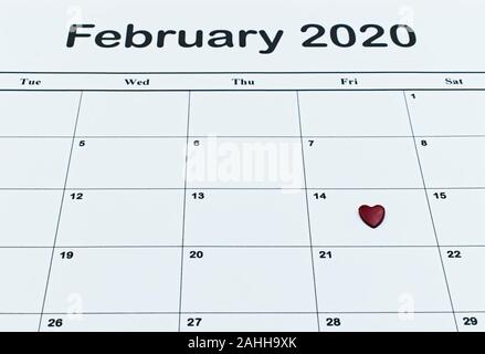 Kalender Seite mit dem roten Herz am 14. Februar von Saint Valentines Tag. Happy Valentines Tag Konzept. Stockfoto