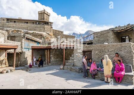 Karimabad Altit Stadt malerischen Blick auf pakistanische Frauen vor Ort sitzt und spricht in der alten Stadt auf einem sonnigen blauen Himmel Tag Stockfoto