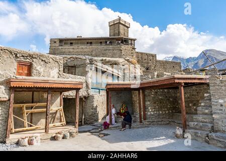 Karimabad Altit Stadt malerischen Blick auf pakistanische Frauen vor Ort sitzt und spricht in der alten Stadt auf einem sonnigen blauen Himmel Tag Stockfoto