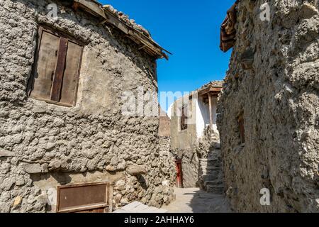 Karimabad Altit Stadt atemberaubende Aussicht auf den malerischen alten Straßen der Stadt an einem sonnigen blauen Himmel Tag Stockfoto