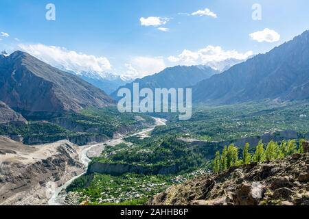 Karimabad Hunza Tal Atemberaubend malerischen Panoramablick auf die schneebedeckten Berge und Landschaft auf einem sonnigen blauen Himmel Tag Stockfoto