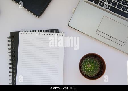 Nahaufnahme von Lehrbuch mit leeren weißen Seite für Text, kopieren Sie Raum, Büro Konzept, verschiedene Business Zubehör Stockfoto