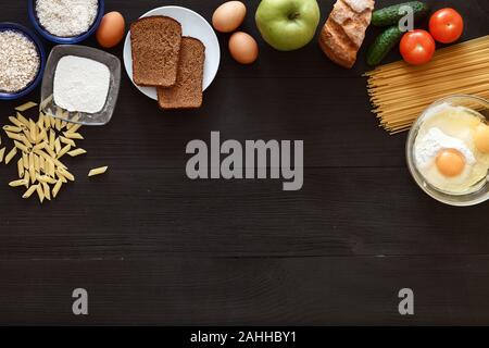 Italienisch gesund essen Tabelle, Spaghetti Gemüse auf schwarzer Holzschreibtisch, Ansicht von oben Stockfoto