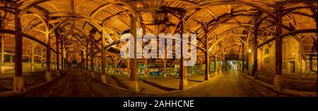 Ein Panorama der mittelalterlichen Markthalle in La Côte Saint André, Frankreich Stockfoto