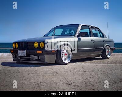 BARCELONA, SPANIEN - 29. SEPTEMBER 2019: BMW 3er (E30), viertürige Limousine (Zweite Generation der BMW 3-Serie) Stockfoto