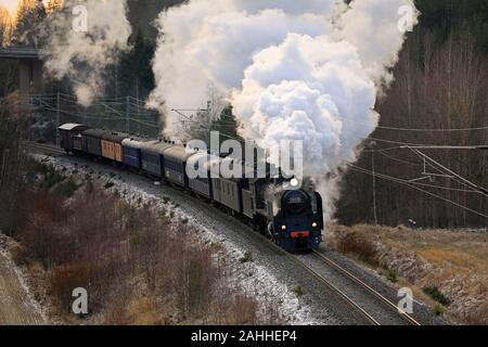 VR Hr1-Klasse Dampflok Ukko-Pekka 1009 ziehen Wagen an einem Wintermorgen ein paar Kilometer südlich von Salo, Finnland. 27. Dezember 2019. Stockfoto