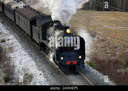 VR Hr1-Klasse Dampflok Ukko-Pekka 1009 ziehen Wagen an einem Wintermorgen südlich von Salo, Finnland. 27. Dezember 2019. Erhöhte anzeigen. Stockfoto