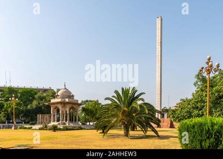 Lahore Charing Cross und Gipfeltreffen der Islamischen Minar Minarett Monument, malerischen Blick auf einem sonnigen blauen Himmel Tag Stockfoto