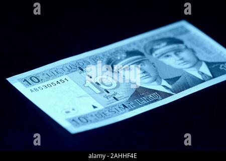 Veraltete litauische Geldschein auf eine dunkle Oberfläche. 10 Litas close-up. Geld Hintergrund blau getönt Stockfoto