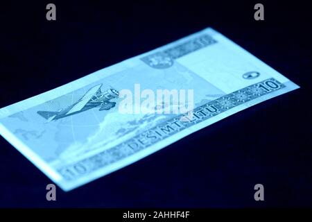 Veraltete litauische Geldschein auf eine dunkle Oberfläche. 10 Litas close-up. Geld Hintergrund blau getönt Stockfoto