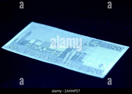 Veraltete litauische Geldschein auf eine dunkle Oberfläche. 20 Litas close-up. Geld Hintergrund blau getönt Stockfoto