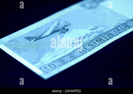 Veraltete litauische Geldschein auf eine dunkle Oberfläche. 10 Litas close-up. Geld Hintergrund blau getönt Stockfoto