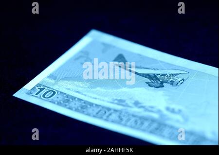 Veraltete litauische Geldschein auf eine dunkle Oberfläche. 10 Litas close-up. Geld Hintergrund blau getönt Stockfoto