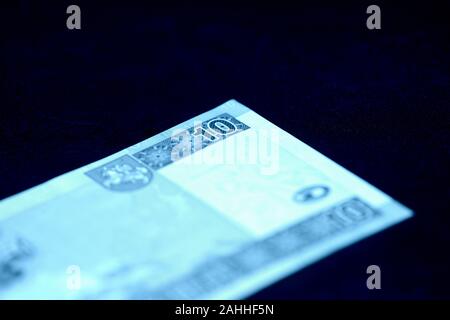 Veraltete litauische Geldschein auf eine dunkle Oberfläche. 10 Litas close-up. Geld Hintergrund blau getönt Stockfoto