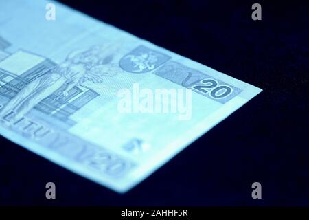 Veraltete litauische Geldschein auf eine dunkle Oberfläche. 20 Litas close-up. Geld Hintergrund blau getönt Stockfoto