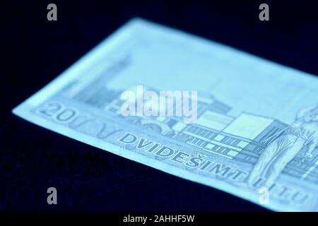 Veraltete litauische Geldschein auf eine dunkle Oberfläche. 20 Litas close-up. Geld Hintergrund blau getönt Stockfoto