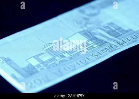 Veraltete litauische Geldschein auf eine dunkle Oberfläche. 20 Litas close-up. Geld Hintergrund blau getönt Stockfoto