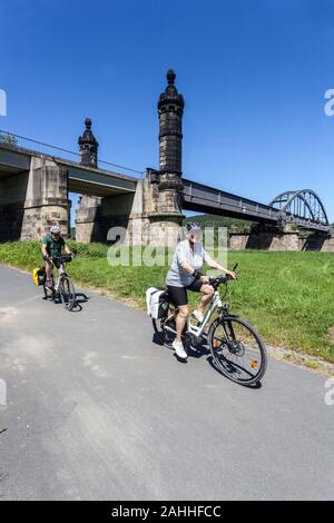 Deutschland aktiven Lebensstil Senioren fahren mit dem Rad in das Elbtal unter der Eisenbahnbrücke in der Nähe von Bad Schandau Sachsen Deutschland Radfahren das Leben genießen Stockfoto