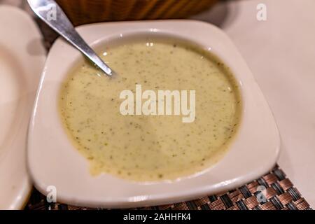 Traditionelle köstlichen Pakistanischen frischem, kaltem Raita Beilage serviert in einer weißen Platte Stockfoto