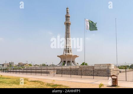 Lahore Iqbal Park Minar - e-Pakistan National Monument, das Malerische Ansicht mit Winkenden Pakistan Flagge an einem sonnigen blauen Himmel Tag Stockfoto